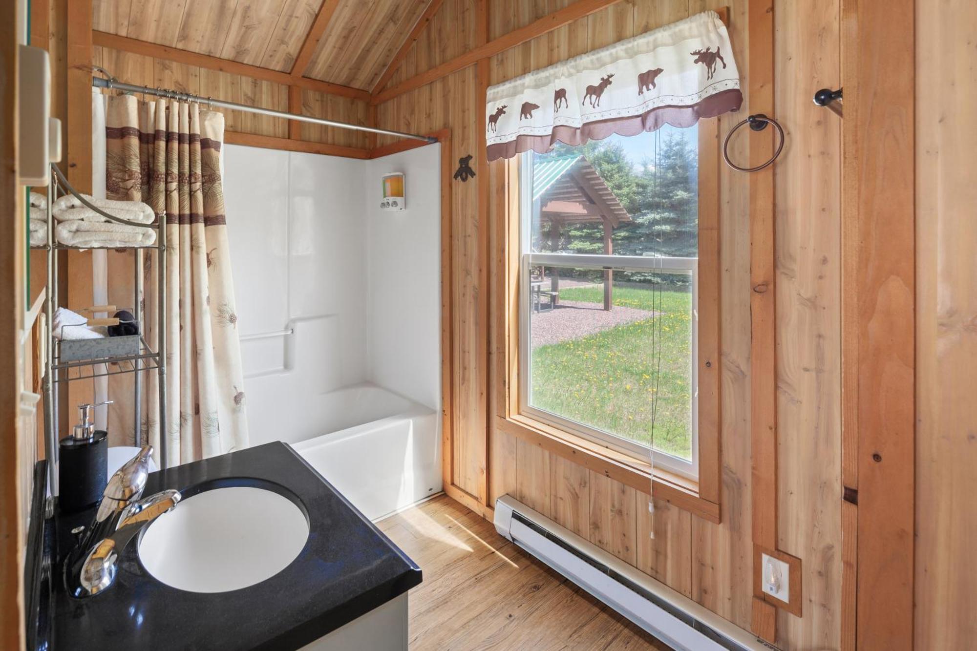 Sky Eco - Glacier General Store And Cabins Coram Exterior foto