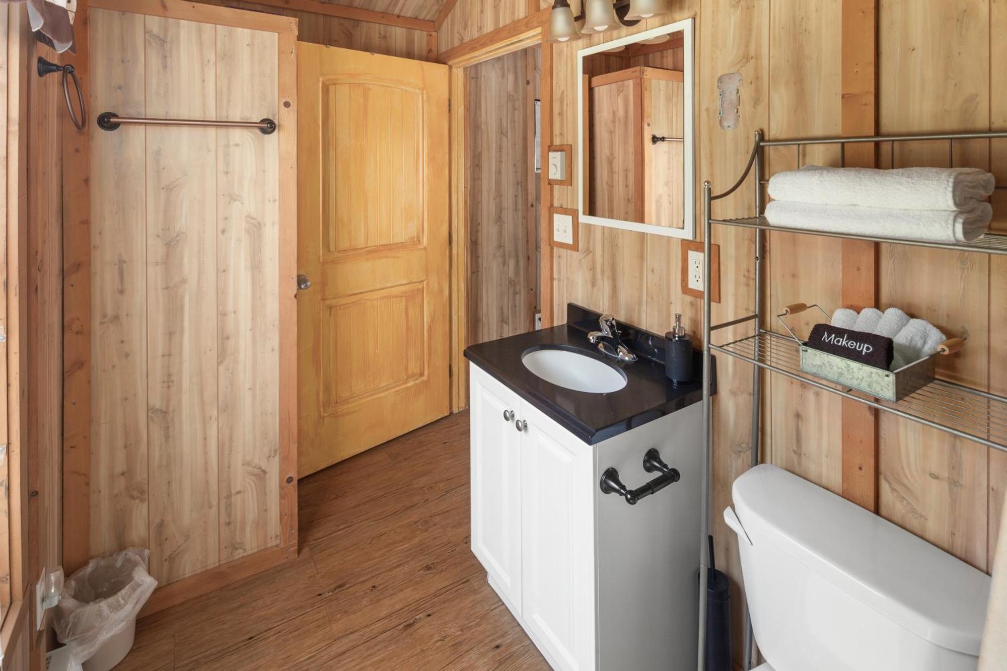 Sky Eco - Glacier General Store And Cabins Coram Exterior foto