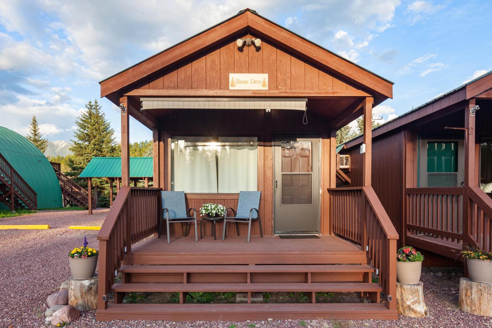 Sky Eco - Glacier General Store And Cabins Coram Exterior foto
