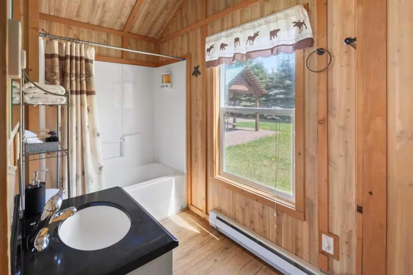 Sky Eco - Glacier General Store And Cabins Coram Exterior foto
