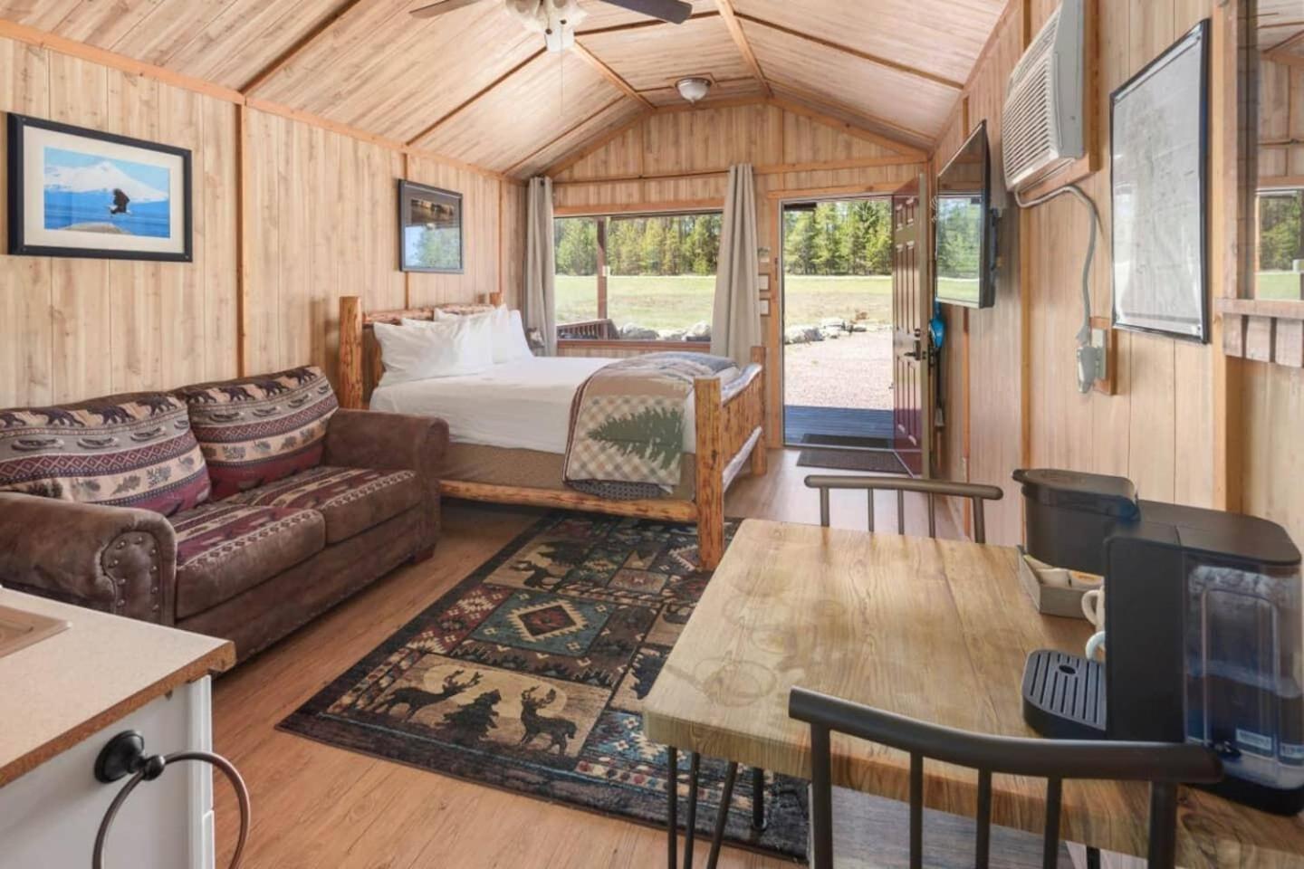 Sky Eco - Glacier General Store And Cabins Coram Exterior foto